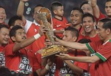Saat Bepe Kehilangan Medali Juara Piala Presiden Pemain persija bambang pamungkas terima trofi piala presiden dari jokowi