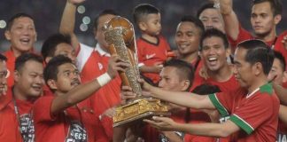 Persija juara Piala Presiden 2018: Peran vital Riko Simanjuntak dan insiden hilangnya nedali Bambang Pamungkas Pemain persija bambang pamungkas terima trofi piala presiden dari jokowi