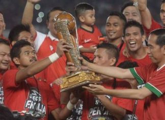 Saat Bepe Kehilangan Medali Juara Piala Presiden Pemain persija bambang pamungkas terima trofi piala presiden dari jokowi