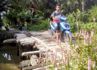 Warga Keluhkan Jembatan Pembantanan Yang Tak kunjung Diperbaiki
