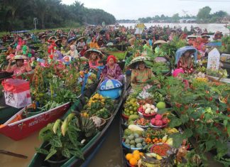 Daya Tarik Pasar Terapung Kalsel