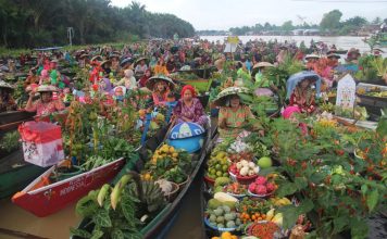 Daya Tarik Pasar Terapung Kalsel