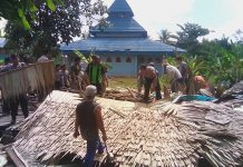 Aparat Bantu Bersihkan Reruntuhan Rumah Pasca Puting Beliung