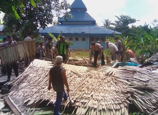 Aparat Bantu Bersihkan Reruntuhan Rumah Pasca Puting Beliung