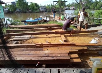Jembatan Ulin Karya Baru Mulai Diperbaiki Dinas PU