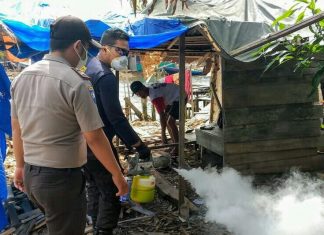 Cegah DBD, Jajaran Polsek Berangas Lakukan Pengasapan (Fogging)