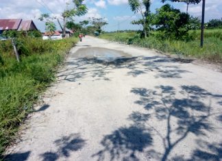 Saat Musim Hujan Tiba, Ruas Jalan Bangkal berubah Menjadi “Genangan” Air Bercampur Tanah dan lumpur