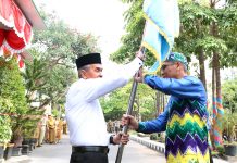Bupati H.Khalillurahman, melepas rombongan Qori dan Qori’ah Kabupaten Banjar MTQ XXXII Kotabaru