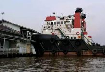 Geger, tugboat penarik batubara, tabrak Dermaga Klotok dan rumah warga di pasar tradisional Marabahan