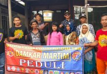 Tim Damkar Martapura Timur, berikan bantuan logistik bagi korban kebakaran dan longsor