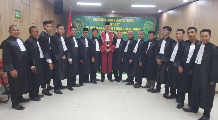 19 Advokat muda diambil sumpah janji advokatnya oleh Ketua Pengadilan Tinggi Kalimantan Timur