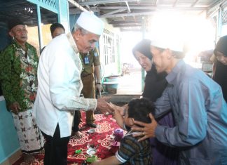 Bupati Banjar H.Khalillurahman salurkan bantuan kepada keluarga korban kesentrum saat banjir