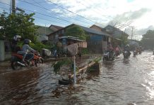 Jalan AMD XII arah masuk komplek Garuda Pemurus Dalam langganan terendam air