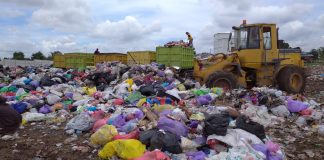800 ton sampah, pasca haulan Guru Sekumpul, mulai dibersihkan Dinas LH di bantu petugas relawan kebersihan