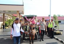 Purna tugas, AKP Hadrianoor, dilepas menggunakan Dokar dan diiringi ucapan terima kasih atas pengabdian kepada Polri