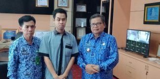 Bupati Ansharuddin bantu transportasi dan akomodasi Saprudin penderita tomor mata yang melakukan operasi di RS Soetomo Surabaya