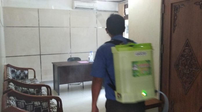 Tangkal penyebaran Covid -19, Kantor DPRD Banjar, disemprot Disinfektan