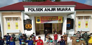 Ditengah ancaman Covid-19, Kapolsek Anjir Muara bersama Koramil lakukan penyemprotan Disinfektan