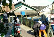 Pengendara motor kembali terpeleset, di Jembatan Lama.”Kanas” Pemurus Dalam, Sudah saatnya jembatan ini di perbaiki.