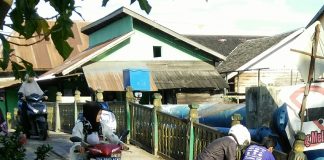 Pengendara motor kembali terpeleset, di Jembatan Lama.”Kanas” Pemurus Dalam, Sudah saatnya jembatan ini di perbaiki.