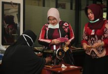 Dekranasda Banjar buat masker dari kain saringan untuk atasi kelangkaan masker