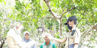 Cegah penyebaran Covid-19, Aparat Desa Kolam Kanan Batola, lakukan tes suhu tubuh warganya