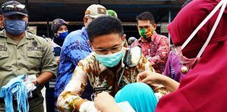 Dalam upaya memutus mata rantai Covid-19, Wabup Batola, motori pembagian masker gratis di Terminal Handil Bakti