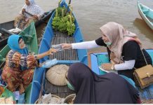 Tangkal Corona, Disbudpar Banjar, bagikan masker gratis kepada pedagang pasar terapung Lok Baintan