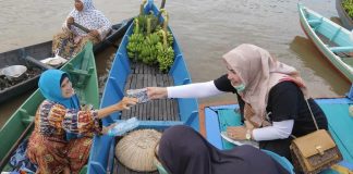 Tangkal Corona, Disbudpar Banjar, bagikan masker gratis kepada pedagang pasar terapung Lok Baintan