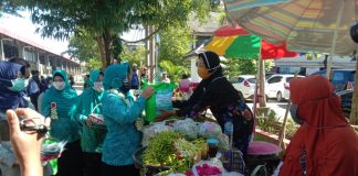 DPTPH Kabupaten Banjar bagikan paket sembako dan handsanitizer berbahan dasar bunga