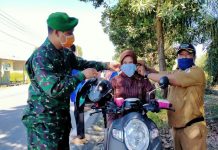 Dukung pemutusan mata rantai pandemi Corona, Asosiasi Kepala Desa Mandastana, bagikan masker