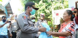 Dukung tim medis, Kapolres Barito Kuala dan Jajarannya bagikan paket sembako dan masker gratis