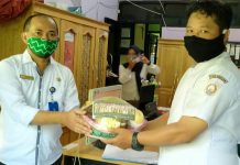 ASN BKDPSDM Banjar, bagikan paket buah buahan, sebagai bentuk dukungan dan empati kepada petugas medis