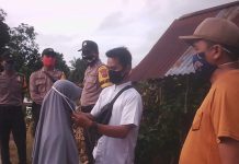 Cegah penyebaran Corona, aparat kecamatan dan Polsek Anjir Muara Batola masuk desa sampaikan himbauan serta bagikan masker