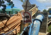 Muatan kayu ngeluruk, Sebuah truk macetkan arus lalu lintas di jembatan lama kanas Pemurus