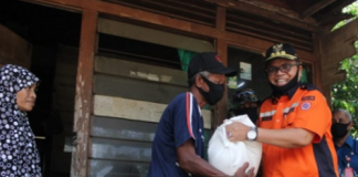 Bupati Balangan H.Ansharuddin, salurkan bantuan sembako dan masker bagi warga yang terdampak Covid-19