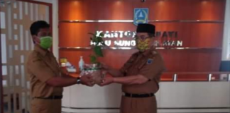 Budayakan menanam lombok, Dishut Kalimantan Selatan serahkan bantuan bibit lombok untuk ASN di Kabupaten HSS dan HST