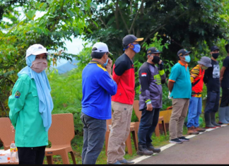 500 bibit Kapuk di tanam di Bukit Besar Tahura Sultan Adam,”Menanam, sambil berjemur”
