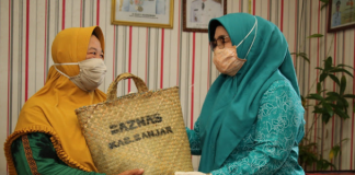 Dukung percepatan pengendalian Corona, TP PKK Banjar bersama Baznas Kabupaten Banjar, bagikan paket sembako dan masker gratis untuk dhuafa