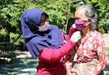 Bentuk Desa Tangguh Covid-19, relawan Desa Tambak Anyar, rajin lakukan penyemprotan disinfektan dan bagikan masker