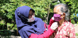 Bentuk Desa Tangguh Covid-19, relawan Desa Tambak Anyar, rajin lakukan penyemprotan disinfektan dan bagikan masker