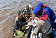 Sat Pol Airud Polres Batola, bagikan paket sembako untuk masyarakat pesisir di Desa Jelapat Baru