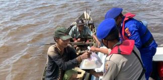 Sat Pol Airud Polres Batola, bagikan paket sembako untuk masyarakat pesisir di Desa Jelapat Baru