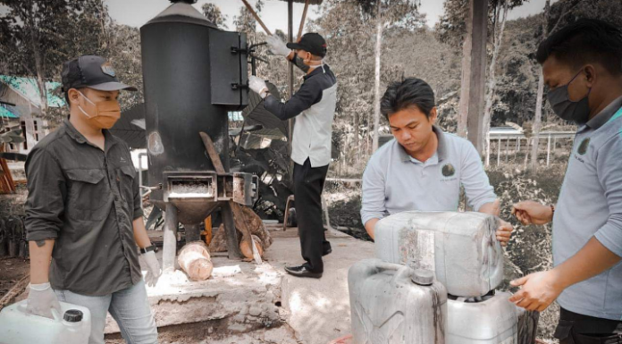 Lawan Corona, KTH binaan KPH Balangan produksi asap cair bahan disinfektan non kimia