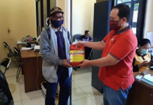 Lawan Corona, KPH Hulu Sungai, bagikan asap cair disinfektan ke Desa Haratai Loksado