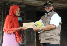 Bupati H.Ansharuddin serahkan BLT Dana Desa, kepada warga yang terdampak Corona