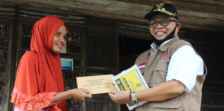Bupati H.Ansharuddin serahkan BLT Dana Desa, kepada warga yang terdampak Corona