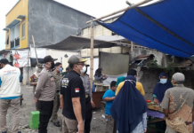 Petugas gabungan himbau pedagang dan pembeli pasar tradisional laksanakan social distancing