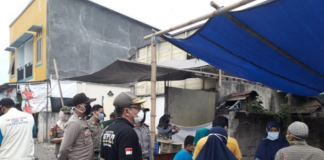Petugas gabungan himbau pedagang dan pembeli pasar tradisional laksanakan social distancing