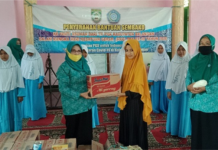 Hari Kesatuan Gerak PKK Ke-48, TP. PKK Balangan, salurkan bantuan logistik ke Pondok Pesantren
